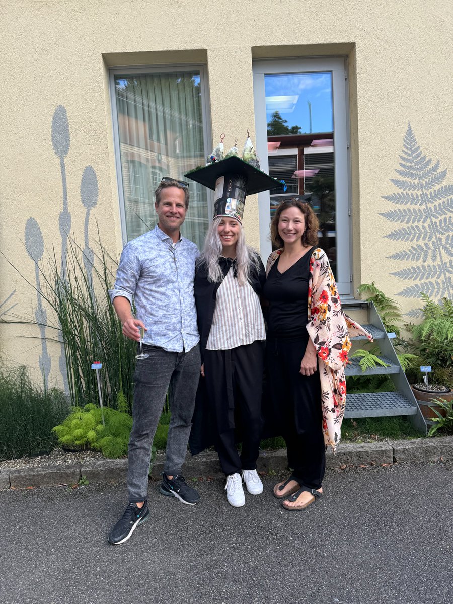 MichaelRaissig's tweet photo. Congratulations, Dr. Spiegelhalder! 🌾🥳🔬🎓
We are all very proud of @roxy_spi for successfully defending her thesis and sad to see her leave. We will miss Roxy dearly, both as a scientist and a colleague!
I wonder if it ever gets easier to see people leave the lab... https://t.co/F8eHtrUaXS