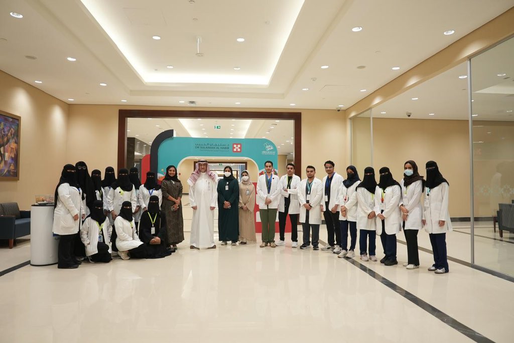 تزامناً مع اليوم العالمي للقلب، نظم قسم علوم صحة المجتمع <a href="/ChsCamsKsu/">@Chscams قسم علوم صحة المجتمع</a> بالتعاون مع نادي التغذية الإكلينيكية @ClnClub فعالية "قلبك غالي علينا" بمستشفى الدكتور سليمان الحبيب، بهدف تسليط الضوء على العلاقة بين التغذية الصحية وصحة القلب، وتعزيز المعرفة حول تأثير الأنظمة الغذائية