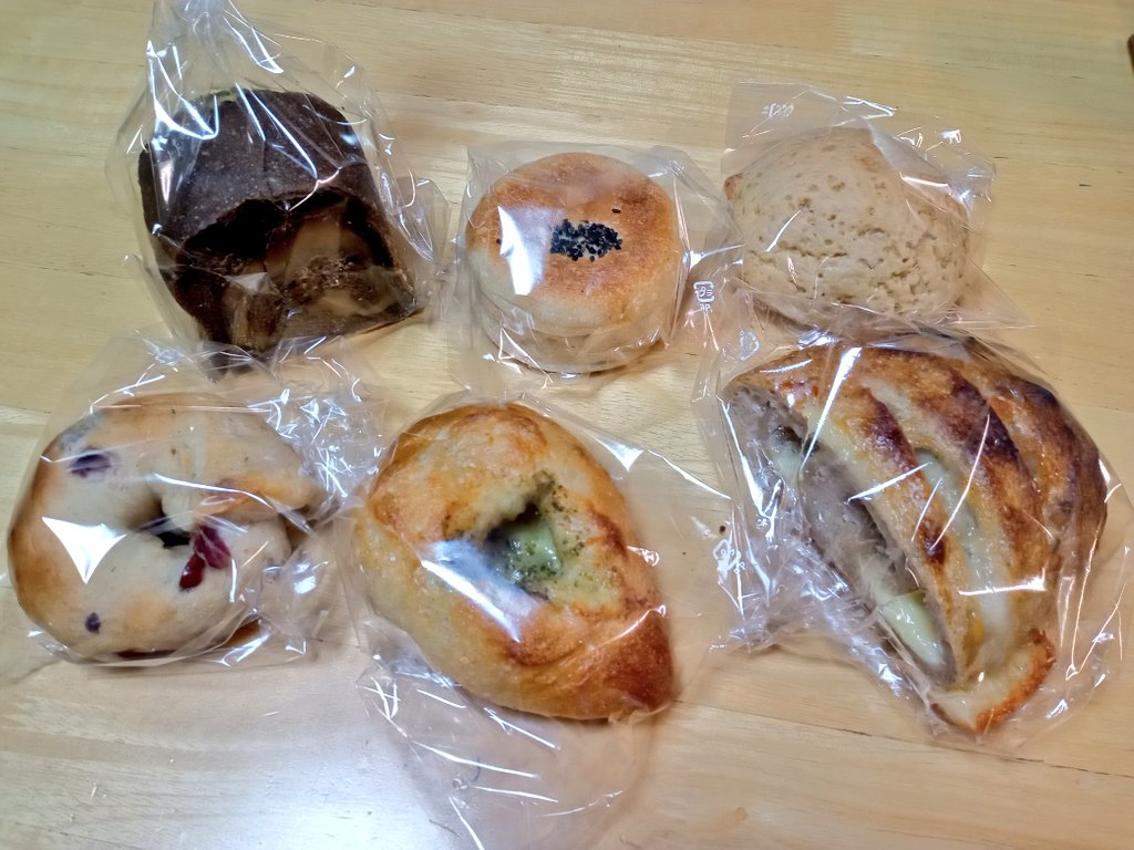 osupika's tweet photo. パンの記録🍞
岡山市中区倉田の #earthbread
3年ぶり〜😍てっちゃんが買ってきてくれた!美味しかった!ありがとう!
#イラスト #岡山パン https://t.co/Yvos7yVMDr