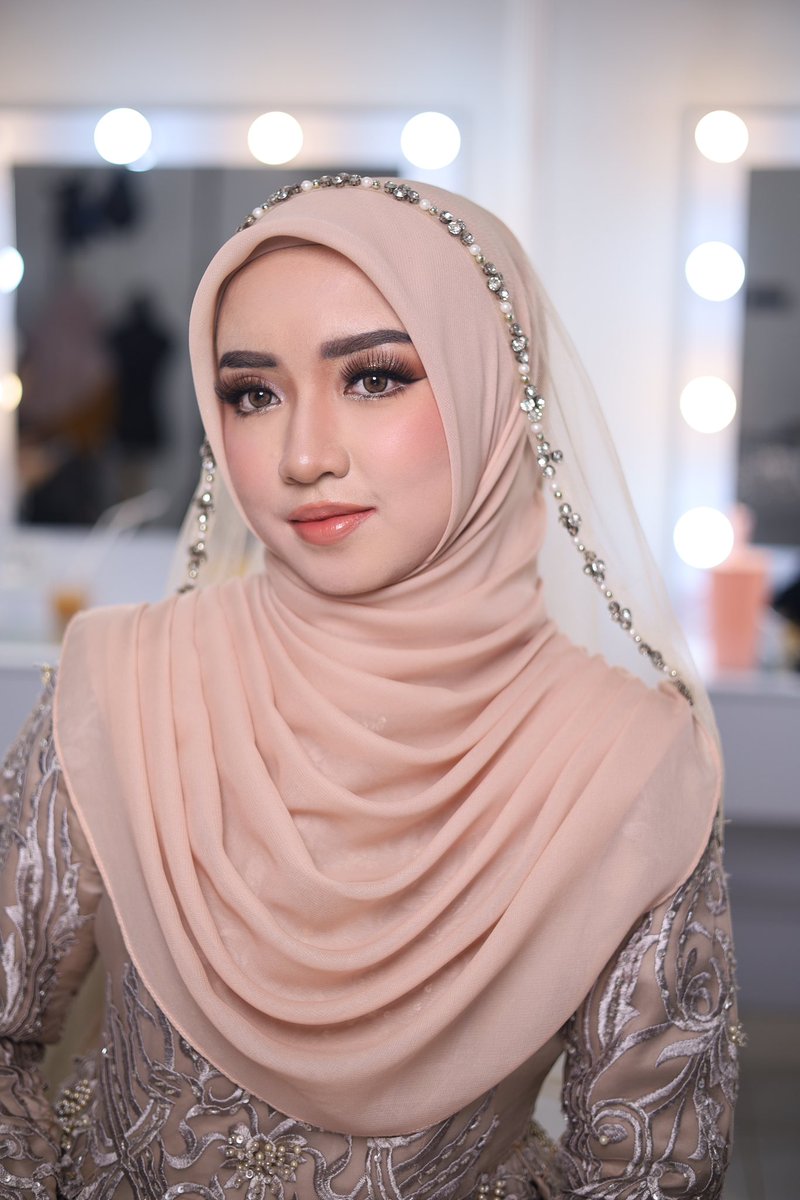 seblakmiso's tweet photo. @explvain Halo kak aku MUA Tangerang mepet jakbar 😆 bisa cek ig aku @nuzuliamakeup siapa tau cocok. 250k udh include hijabdo ini salah satu porto aku maaciw https://t.co/WCWlbI5pnc