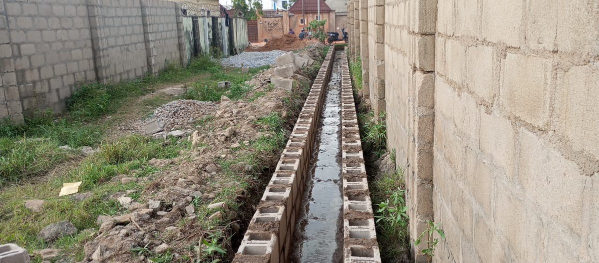 KSDPCLtd's tweet image. #OngoingWork
Infrastructure Development continues at the Malali Urban Renewal Site with blockwork for drainage channels along Angola and Kenya Close.

Signed
Saminu Gwadah
Ag Head, Public Relations
30.09.24