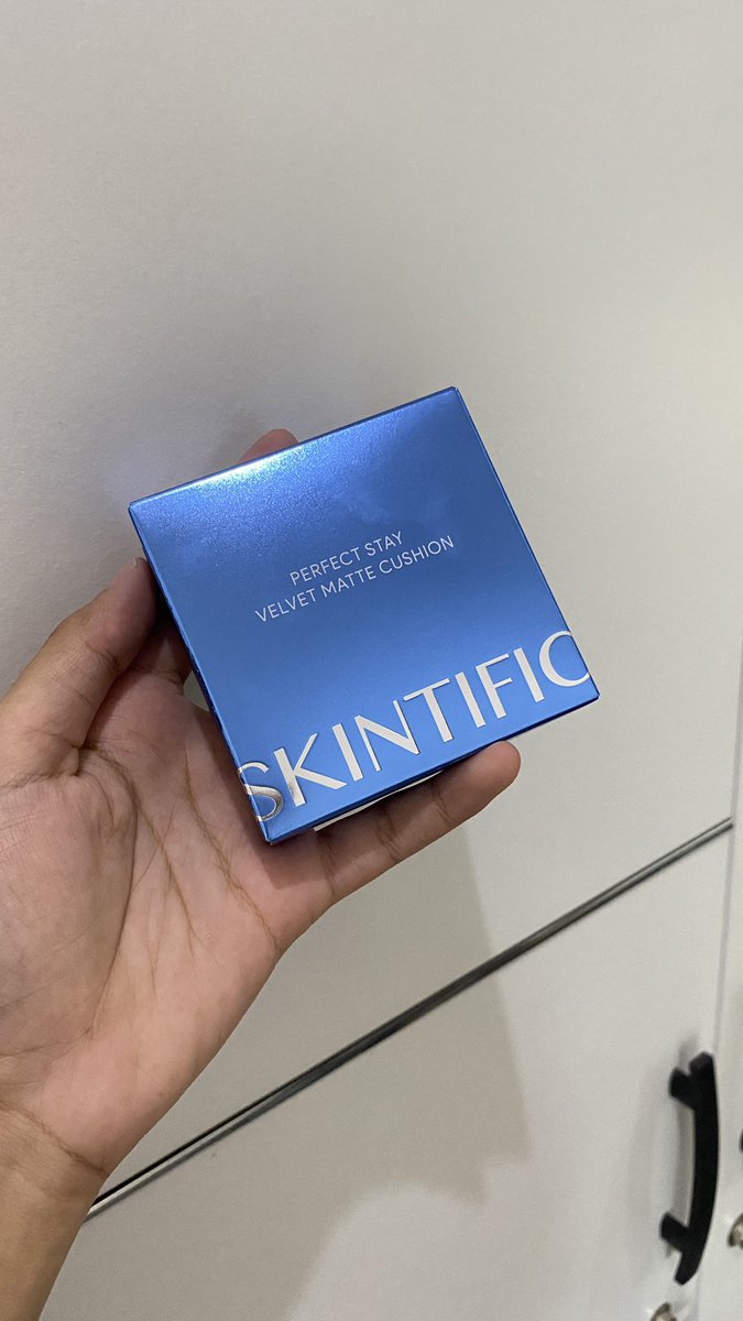 Thrix_Stuff's tweet photo. @undipmfs Skintific biru shade beige, NEW 100% utuh, baru buka segel jual krn salah shade 100k beli ori dari tiktok mall nya skintific pas baru bgt launch https://t.co/EykWolanpP