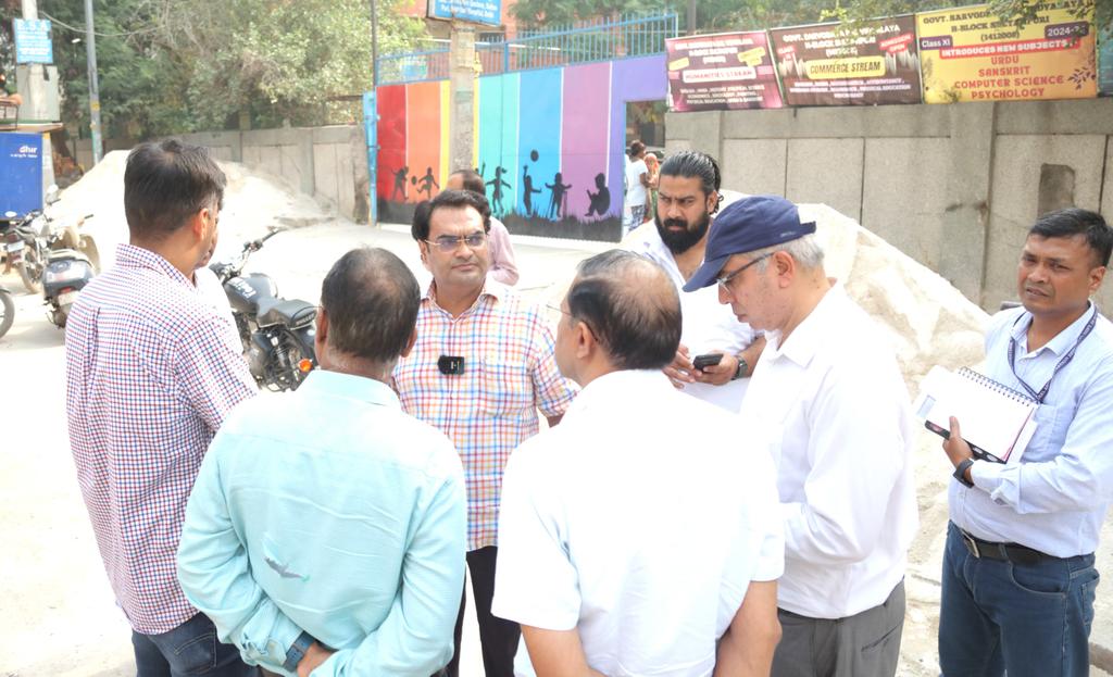 आज सुबह 10:00 सुल्तानपुर माजरा विधानसभा क्षेत्र स्थित PWD रोड का निरीक्षण किया और PWD के अधिकारियों को निर्देश दिए की रोड़ की मरम्मत जल्द से जल्द करवाई जाए।