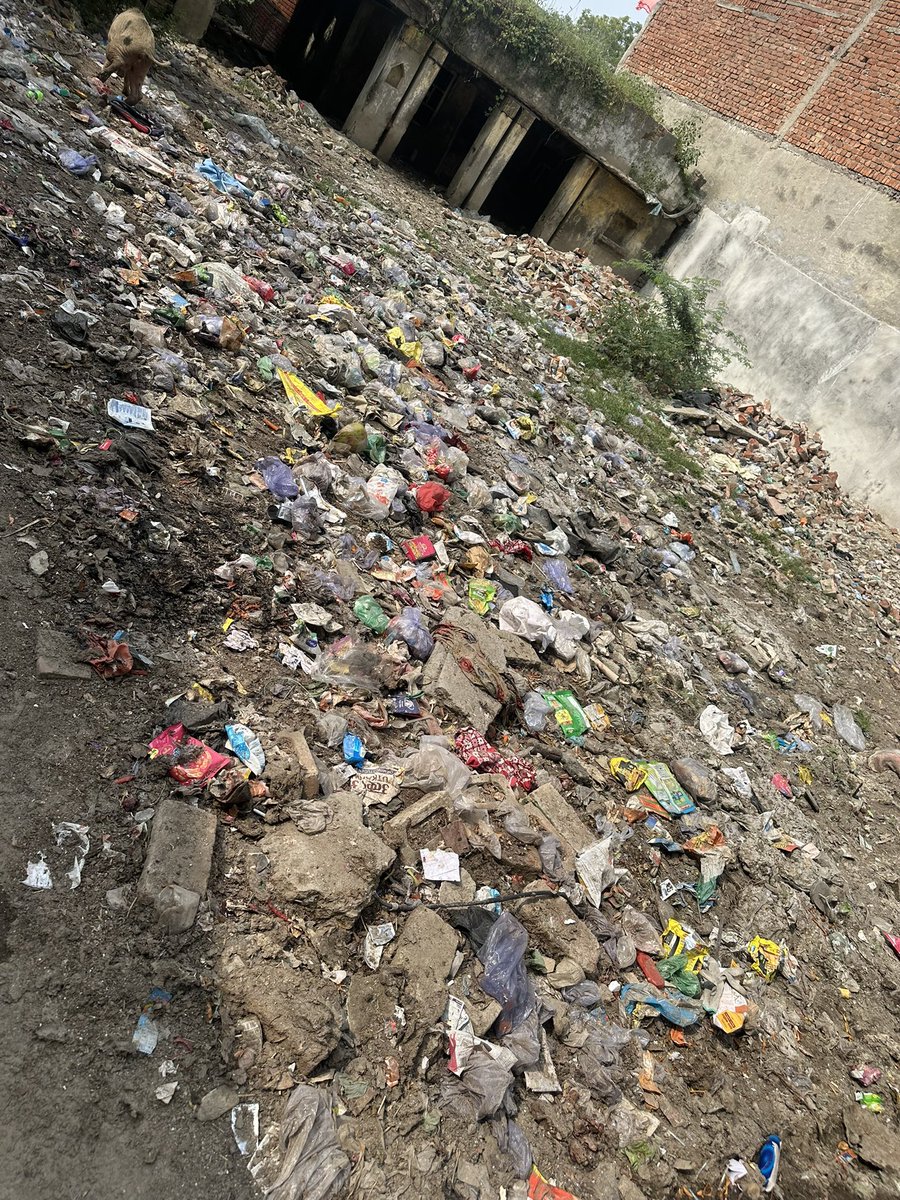 PrinceBhati9594's tweet image. ग्राम याकूबपुर में ये सफाई का आलम है नोएडा प्राधिकरण का ये रव्या  गावो को लेकर है लगातार गाव में गंदगी भड़तीं जा रही है जिससे बिमार्या भड़ती जा रही गांव की तुरंत सफाई कराये प्राधिकरण !
@noida_authority 
@CeoNoida 
@noidapolice 
@dmgbnagar