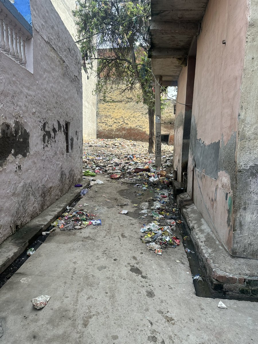 PrinceBhati9594's tweet image. ग्राम याकूबपुर में ये सफाई का आलम है नोएडा प्राधिकरण का ये रव्या  गावो को लेकर है लगातार गाव में गंदगी भड़तीं जा रही है जिससे बिमार्या भड़ती जा रही गांव की तुरंत सफाई कराये प्राधिकरण !
@noida_authority 
@CeoNoida 
@noidapolice 
@dmgbnagar