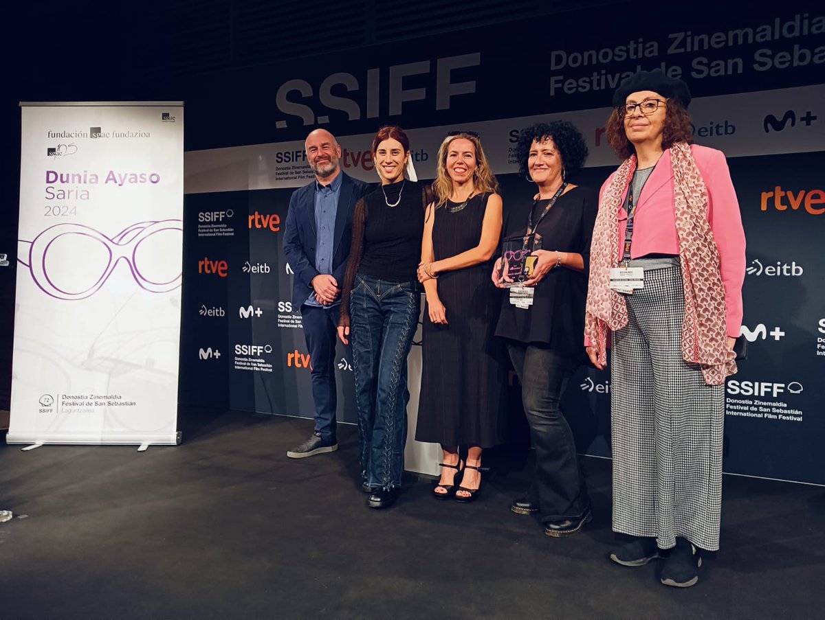 💜Grande y brillante nuestra socia <a href="/escribeleacelia/">Celia Rico</a>, ganadora del VIII Premio Dunia Ayaso, que otorga la <a href="/fundacionsgae/">PAlHl</a> en el <a href="/sansebastianfes/">Donostia Zinemaldia - Festival de San Sebastián</a>, por su maravillosa película #LosPequeñosAmores. Recogió el galardón en su nombre Loli Gutiérrez, de
<a href="/BTeamPictures/">BTEAM Pictures</a>.