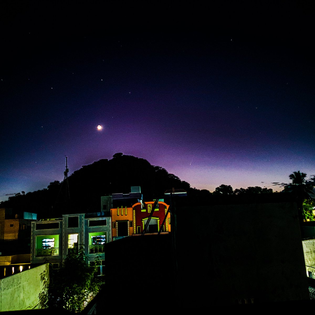 nkknspace's tweet photo. #CometC2023A3 #Cometofindout
Early Morning rise of Comet C2023 A3
Tsuchinshan-ATLAS at 5:15 IST (Sept 30)
#CometTsuchinshanAtlas #Moon https://t.co/cGM87PLc9v