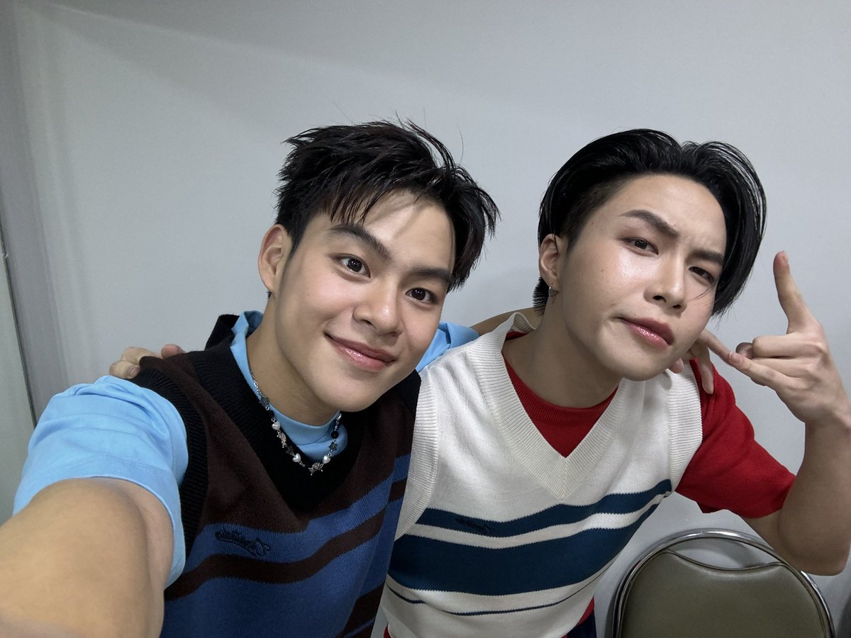 Marckrisk's tweet image. เป็นไงค้าบบบ surprise กันมั้ยยยย แล้วอย่าลืมไปช้อป Lazada ด้วยนะ เพราะราคาดีกว่าไม่ต้องเทียบเลยยยย #LazadaพาBUSมาเซอร์ไพรส์