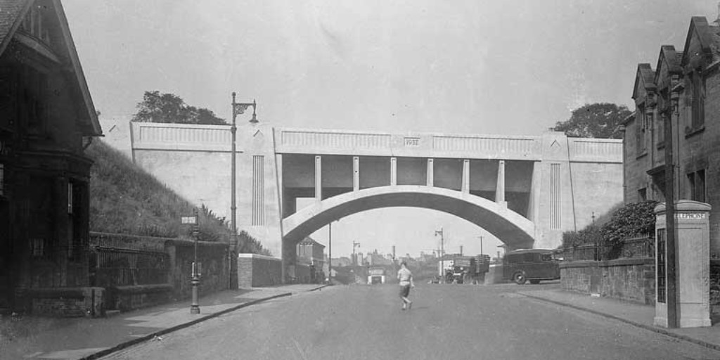 Scranlife's tweet photo. Going from #ArchiveBridge to #ArtDecoDays along The Union Canal.
This wide, single-spanned concrete aqueduct, built in 1937 it carries the canal across Slateford Rd. in Edinburgh.
πΈ @HistEnvScot https://t.co/0jUGBkTmwA https://t.co/eIUp4NgUEC