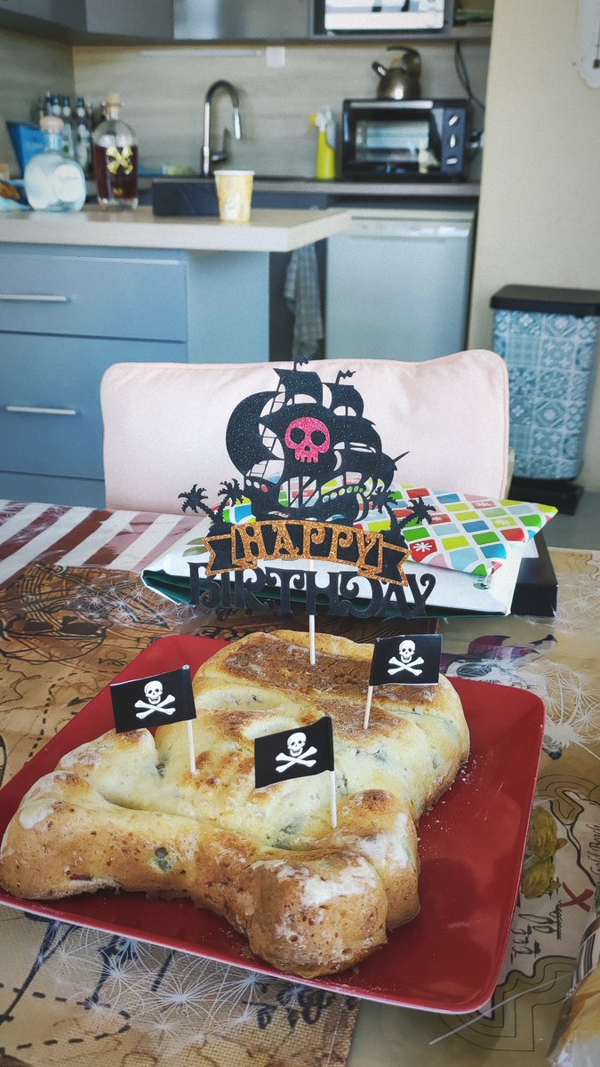 HatannaRH's tweet photo. Un anniversaire placé sous le signe des pirates et du Jolly Roger 🤩⚓🧜
Enfant ou adulte, pour un anniversaire, une soirée, un évènement quelconque, contactez-nous ! contact@hatanna-editions.fr 😉

#event #evenement #evenementiel #pirate #jollyroger #evg #evjf #animation https://t.co/hFEmW2O5Ph