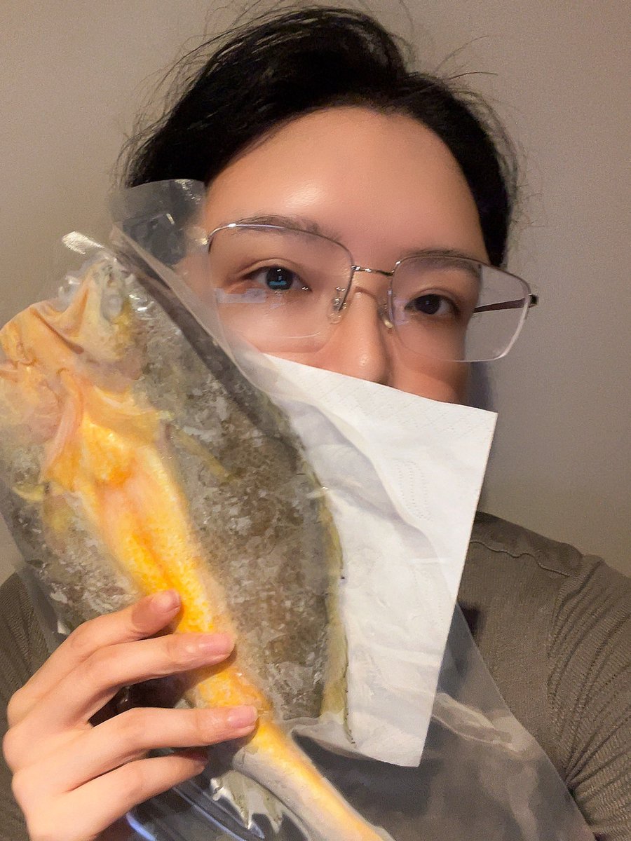 从医院回来了，在冰敷。
没有冰袋，但家里有冷冻黄鱼。 https://t.co/pLkmiFRIr6
