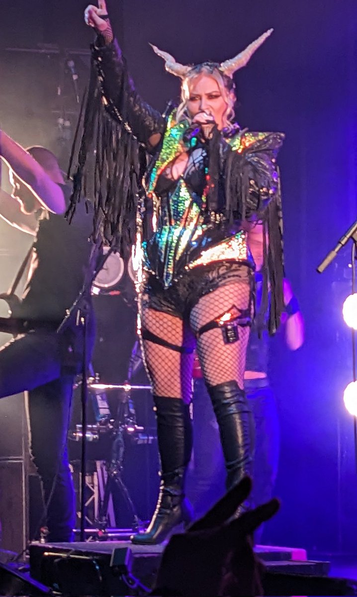 _PeriPeriwinkle's tweet image. went to see @BattleBeast at @electricbrixton on Saturday and had a FUCKING BLAST!!! @NooraLouhimo was absolutely radiant as always 🥰 their energy was spot on, I danced, jumped and sung along throughout the entire show
I can't wait for their new album and next year's tour!!!