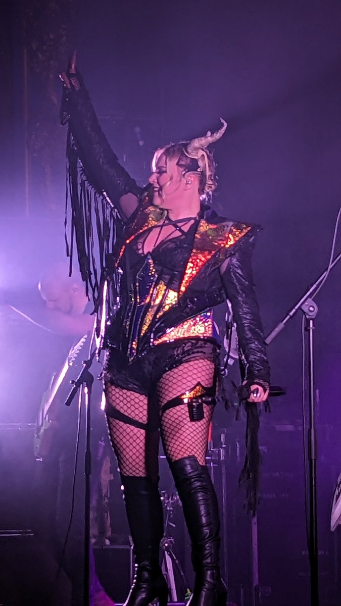 _PeriPeriwinkle's tweet image. went to see @BattleBeast at @electricbrixton on Saturday and had a FUCKING BLAST!!! @NooraLouhimo was absolutely radiant as always 🥰 their energy was spot on, I danced, jumped and sung along throughout the entire show
I can't wait for their new album and next year's tour!!!
