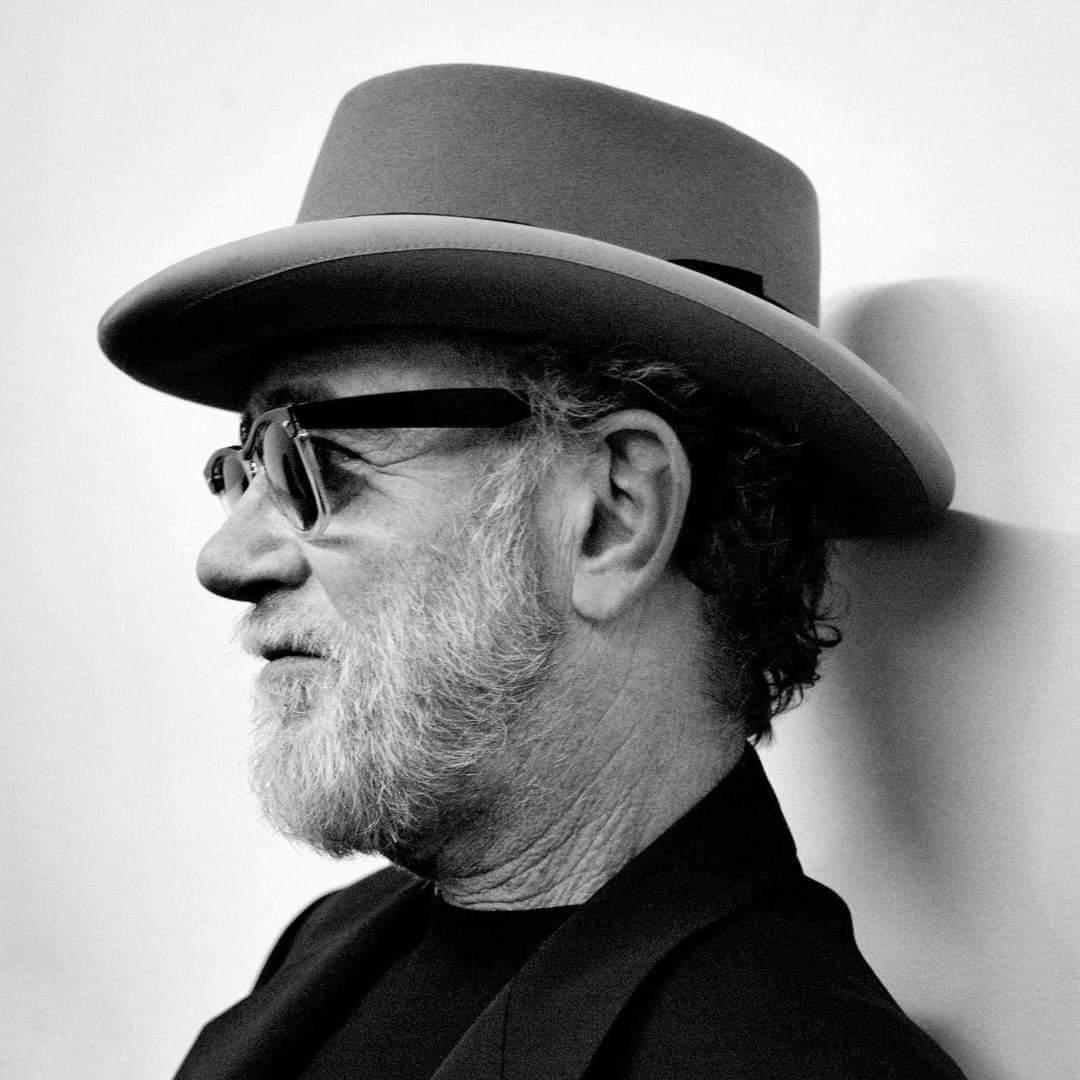 È un mondo al contrario.
E io non mi ci trovo più.
Io da qui vedo il cielo inchiodato alla terra,
e la terra attraversata da gente di malaffare,
e vedo i ladri vantarsi e gli innocenti tremare. 

Francesco De Gregori