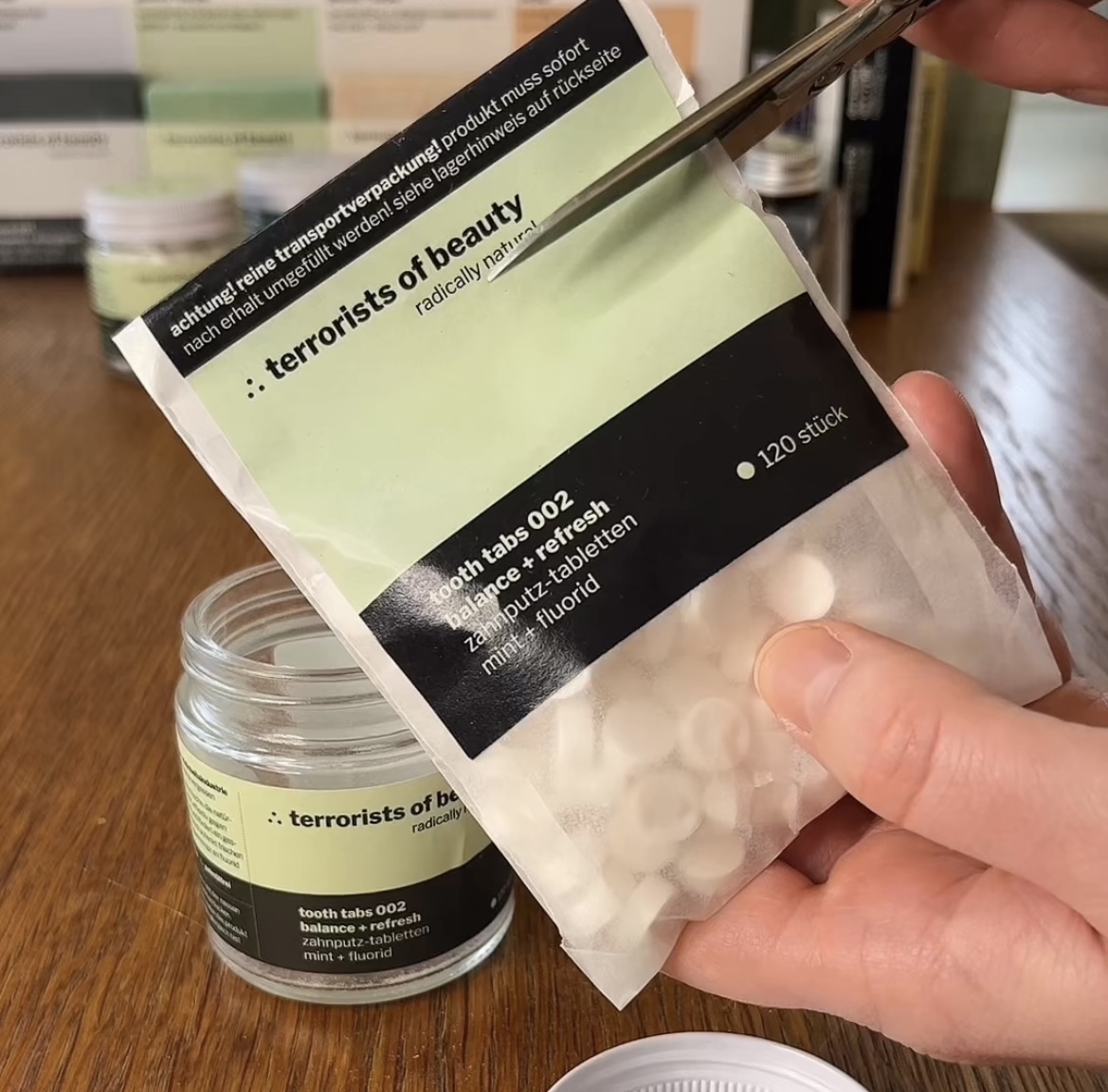 ein nachfüll-pack für zahnpasta: 100% plastikfrei im butterbrot-beutel. warum macht das sonst keine brand?  terroristsofbeauty.com/products/zahnp…