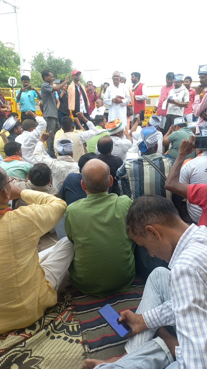 आज जो लखनऊ में समस्या हो रही है लोगों को खास करके दिव्यांग लोग उनका हल करें आप