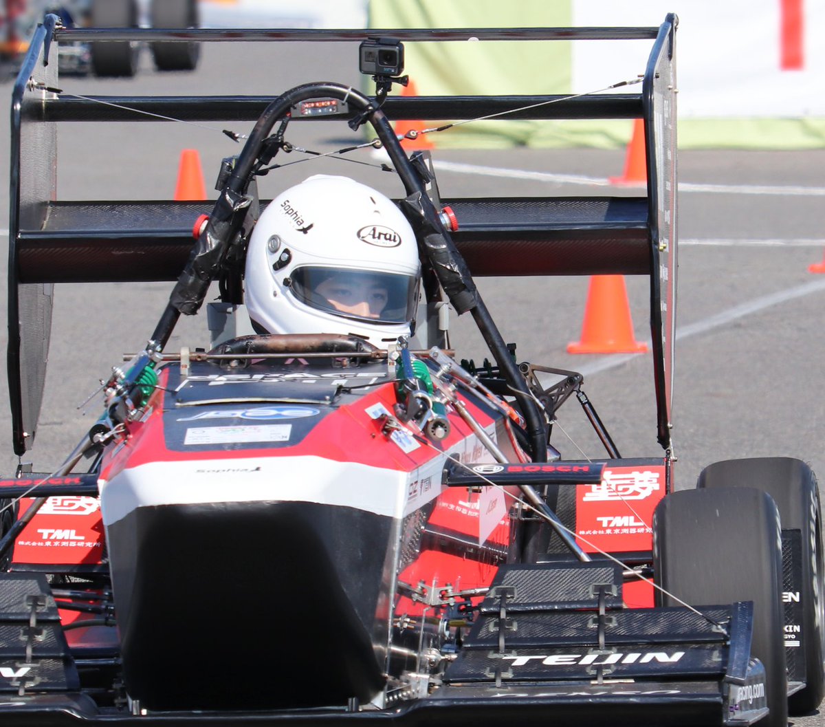 東京測器研究所のロゴも、バッチリ入れていただきました（後輪ヨコ/ボディ→ 白いTMLのロゴです）😉🏎️🏎️ 
#ものづくり に関わる若い皆さまが、ますますご活躍されますように…😌 応援しております!!😆💪