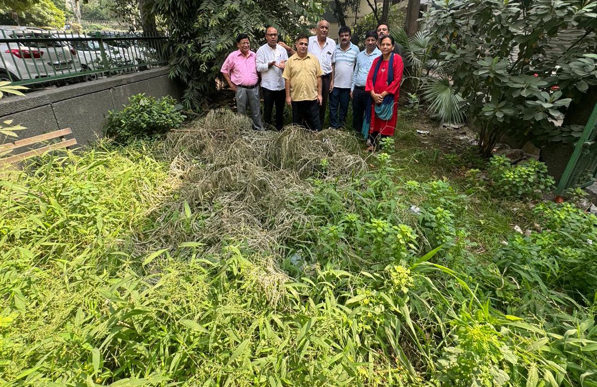 deepakahuja_aap's tweet image. Visited C2-A Block janakpuri with residents and MCD officials. Instructed resolutions for the grievances shared by residents around. #Ward104 #C2A #janakpuri @ArvindKejriwal @msisodia @AtishiAAP @SanjayAzadSln @ipathak25 @AamAadmiParty @SandeepPathak04 @AapKaGopalRai