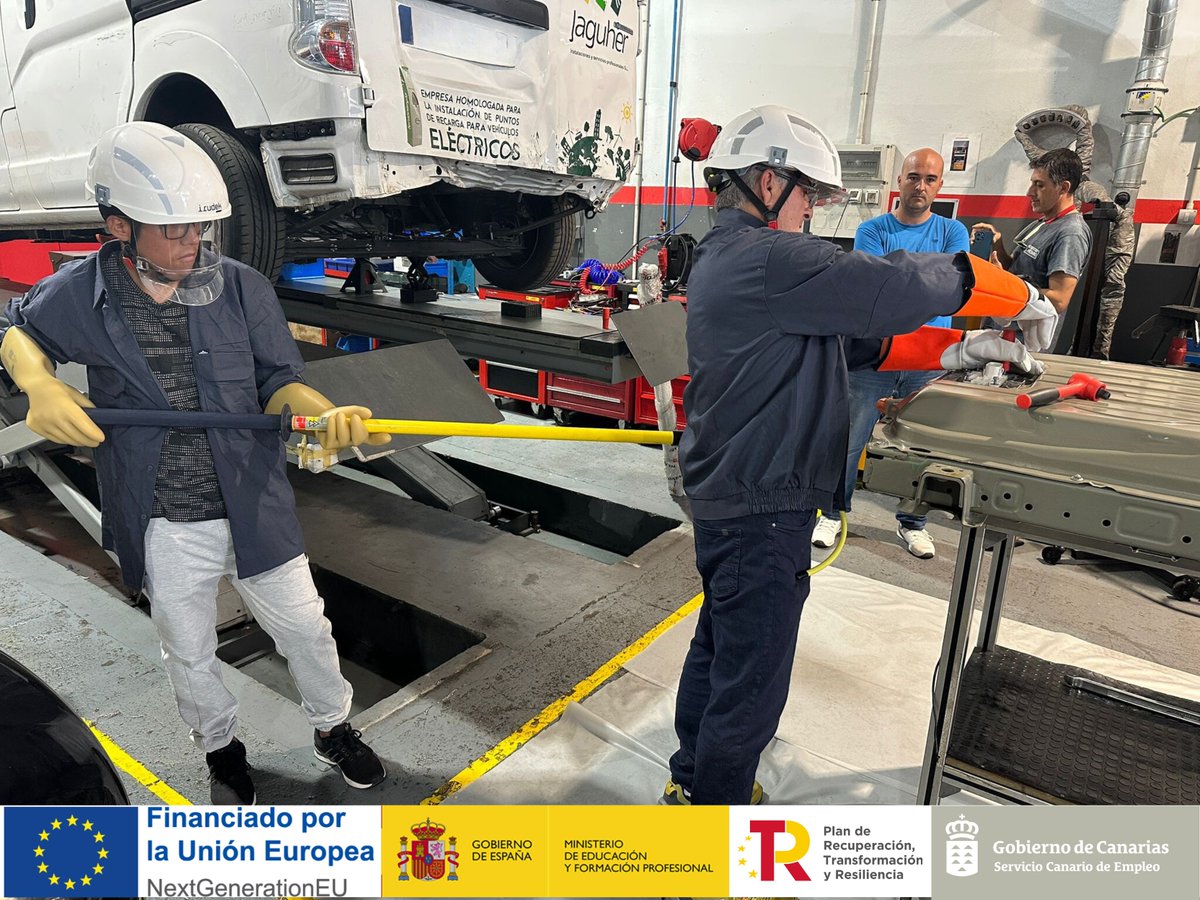 Femete's tweet photo. 👩🔧👨🔧Curso "Comprobación y diagnosis del vehículo eléctrico", impartido por @Femete. #Formación que subvencionan @SCEmpleo y @educaciongob con la financiación de la UE (Next Generation), en el marco del PRTR #YoQuieroTrabajar #YoMeFormo ¿Y tú?😀 https://t.co/hXeonf6iSu ☎️922296700 https://t.co/DXz9Yu3l57