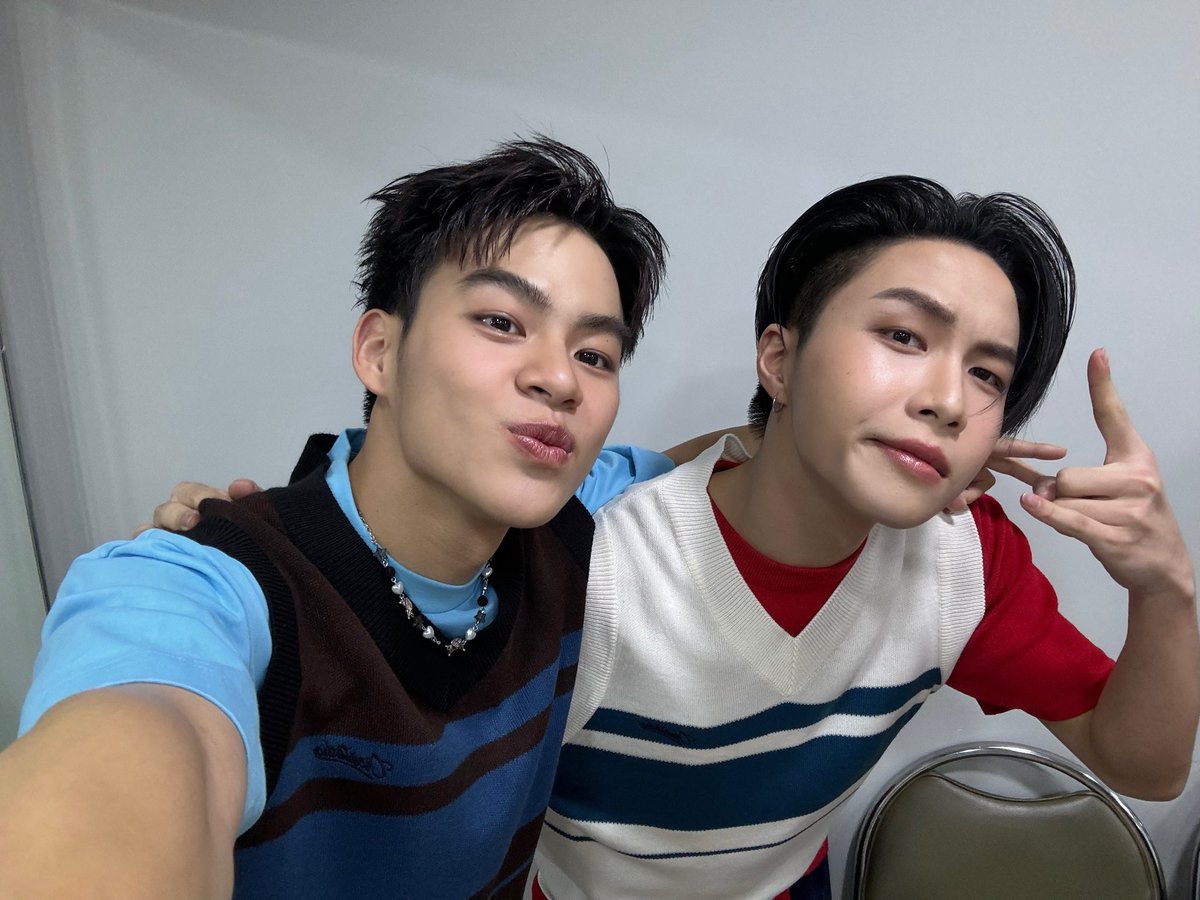 Jungyippy's tweet image. ไหนๆๆๆ ใครบังเอิญเจอพวกเราเด็กแฝดบ้างงง… surprise มั้ยครับ อย่าลืมช่วยกันติด #LazadaพาBUSมาเซอร์ไพรส์ ด้วยนะค้าบบ เอาให้ติดเทรนด์อันดับ 1 ไปเลย