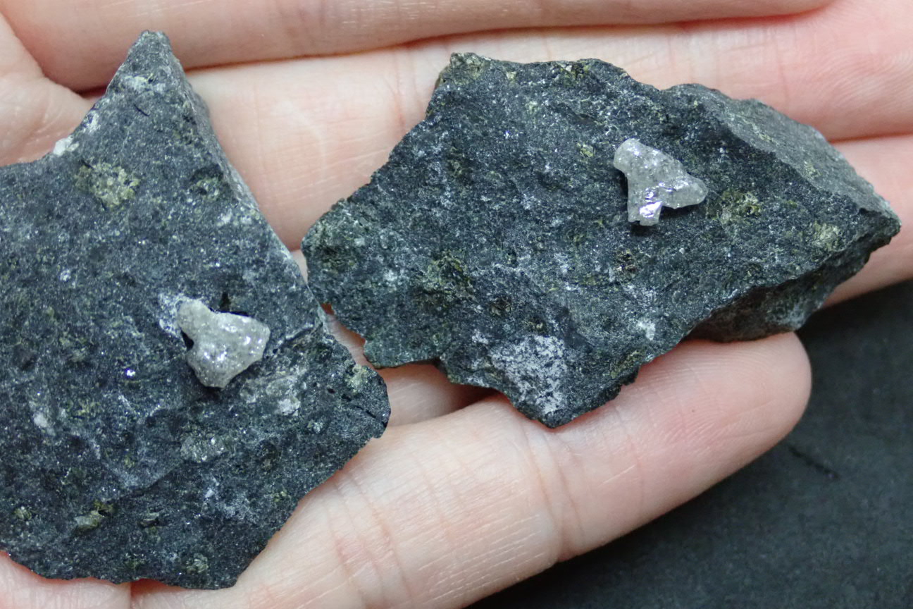 鉱物標本】キンバーライト•ダイヤモンド