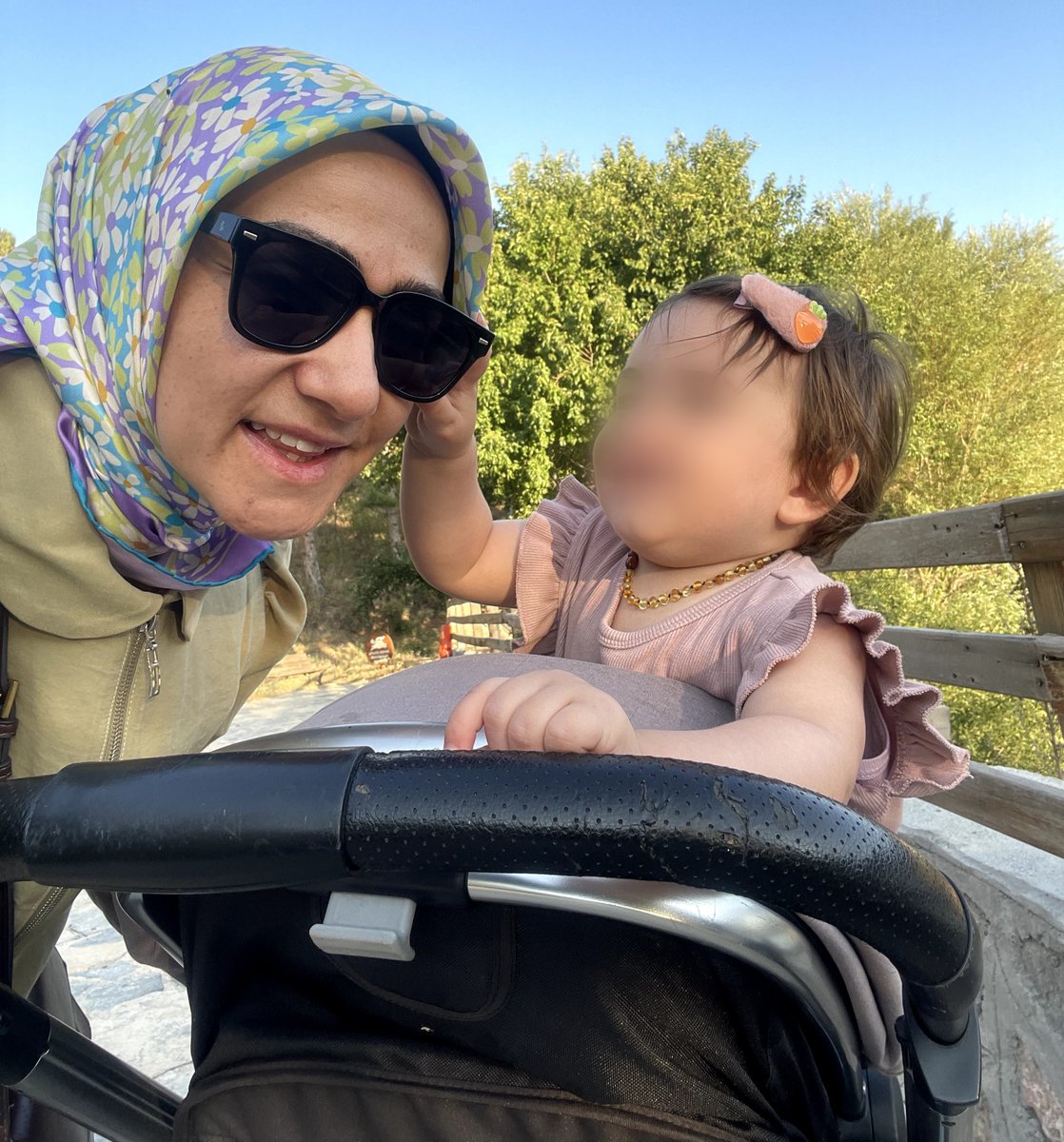 sevincozarslan's tweet image. BİR BEBEK DAHA HAPSE GİRDİ 

KHK'lı öğretmen Emine Güçlüer, 13 aylık kızı Nihal ile birlikte dün Edirne'de TUTUKLANDI. 

👉kronos37.news/edirne-khkli-o…