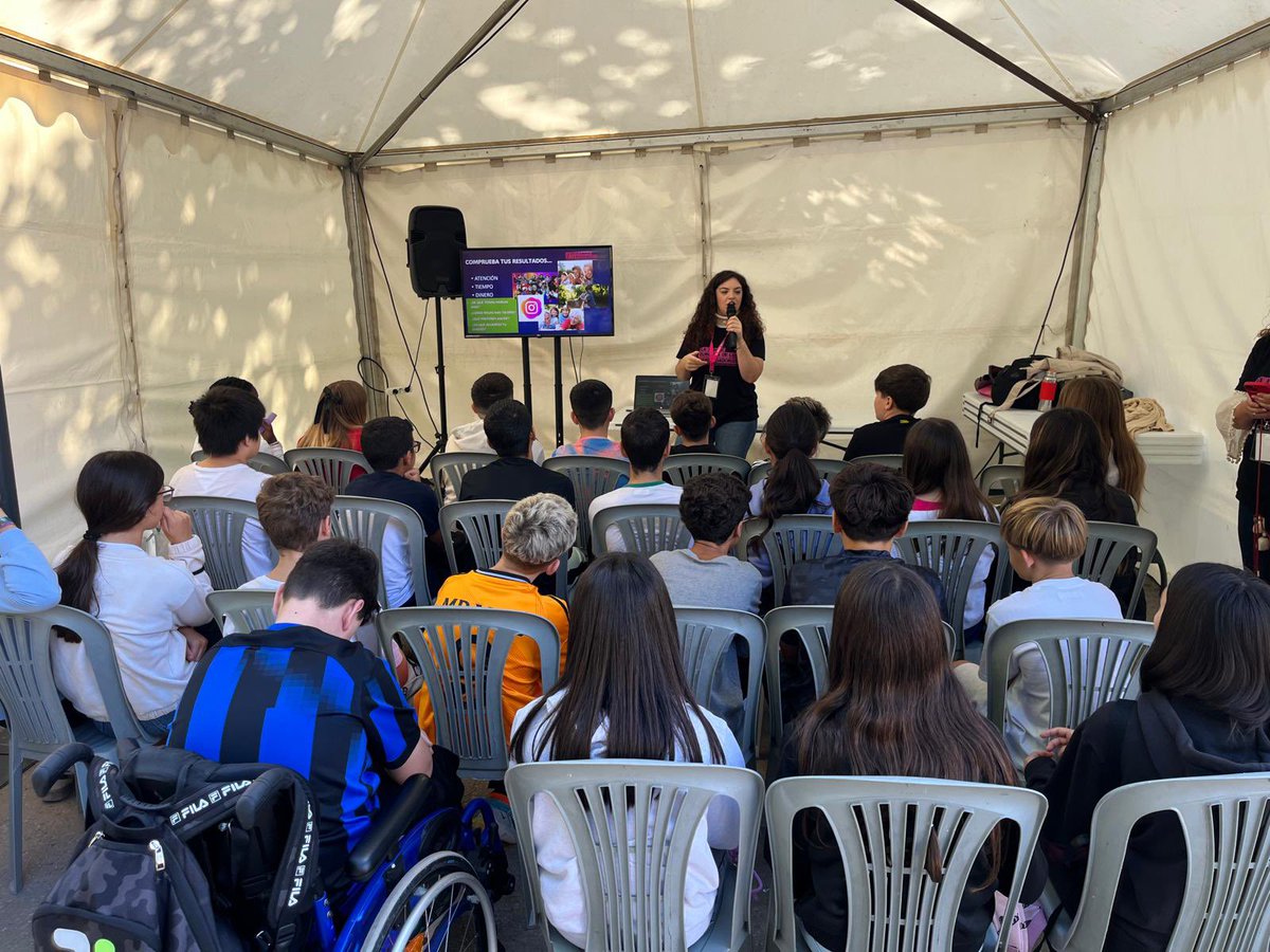 MartaMLop's tweet photo. Such a wonderful experience the one I lived on Friday in "La Noche Europea de los Investigadores" with @_AnaChapman @mirfersan Then, are you posthuman or not? @SALC_HUM370 @posthuman_uz https://t.co/GJjOVUxOzX