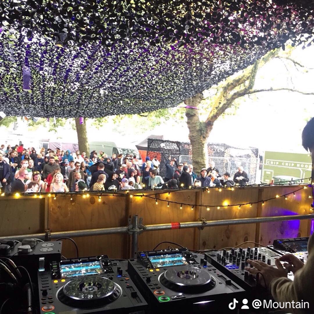 Mountaindnb's tweet photo. 25/09/2018

I’ve made my first gig in the UK at Hospitality in the Park!
The experience and being in the UK has changed and spread my perspective

イギリスで初のDJをしてきました
ここで得た経験は自分の視野に広がりと変化を与えてくれました
やっと会える人達もいて楽しかったです！ https://t.co/wtTXiKAuS3