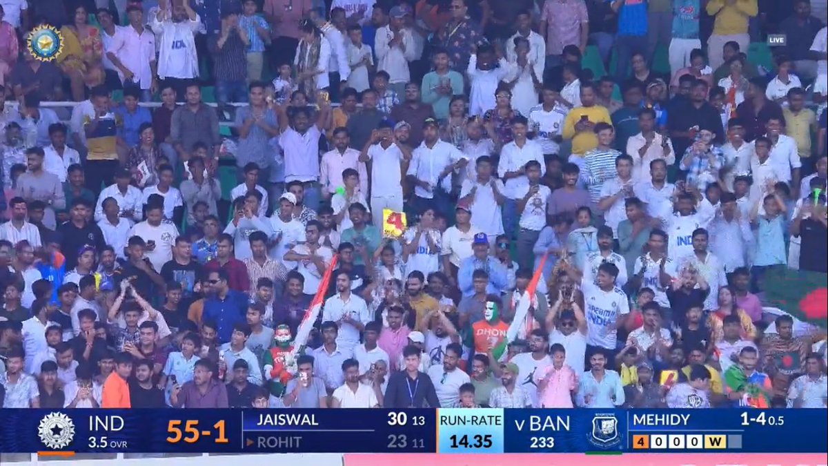 mufaddal_vohra's tweet image. Kanpur crowd giving a standing ovation to Rohit Sharma.