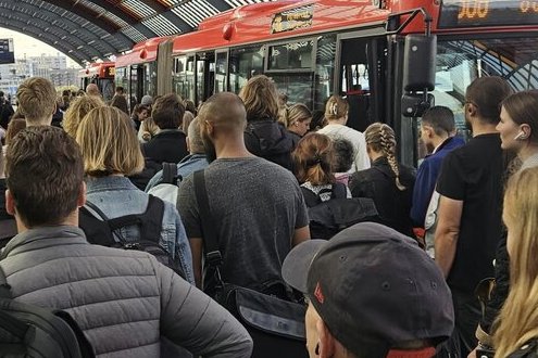 🚨 Duurdere ritten, minder bussen en slechter bereikbare voorzieningen. Dat zijn de gevolgen als het Kabinet de bezuinigingen op OV doorvoert. Help ons en teken de petitie📷 methetov.petities.nl