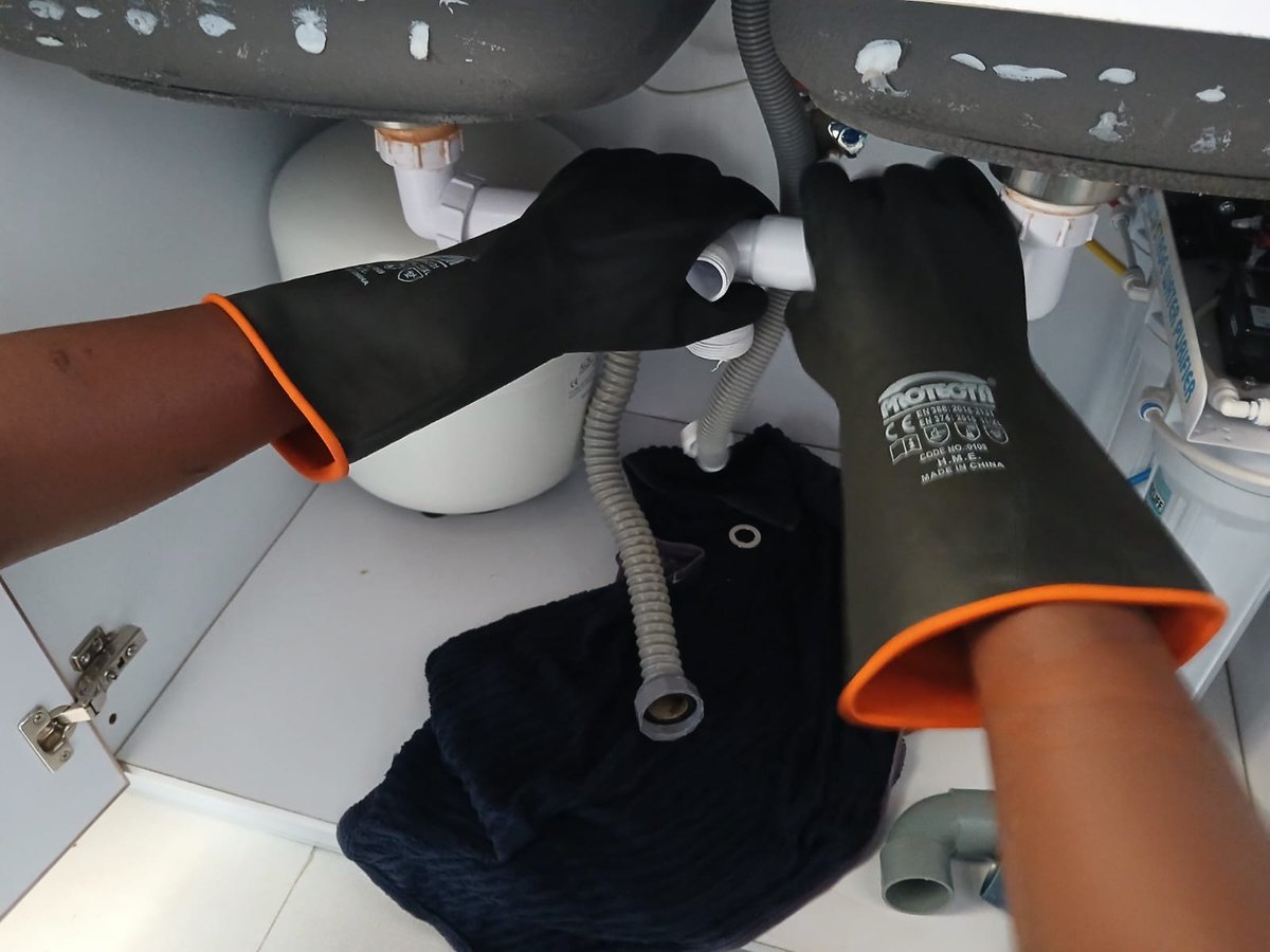 jitplumbers's tweet photo. Starting the week strong! Watch our team installing the gorgeous double sink in https://t.co/wYNQKOrlOU your kitchen next..Contact us today 0729749629
#MondayMakeover #plumbingExperts
State House #Uhuru Bolo Bespoke Kenyatta #Nyashinski #Aoko #UlizaRiggyG https://t.co/EoS5jXuGip