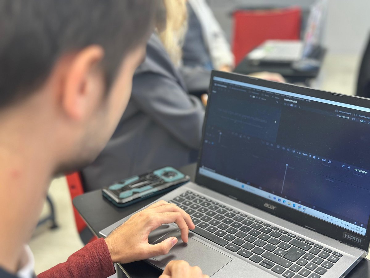 Han arrancado las máquinas, ¡las clases ya han comenzado con nuestra nueva y flamante promoción!
Les hemos pillado en clase de Periodismo Audiovisual para Internet con .<a href="/felinorama/">Juanjo Domínguez</a>