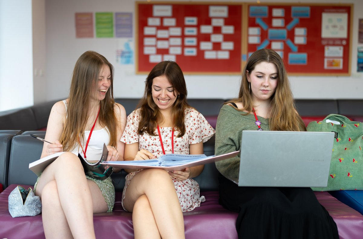 ucas_online's tweet photo. Not sure if uni is the right option for you? Try university degrees before you apply to get a taste of what it's like to study the subjects that you're interested in: https://t.co/CpOWskIZwh https://t.co/hzcK4trxXk