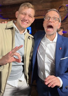 IbDoku's tweet photo. Siegestrunkene Neofaschisten greifen in Österreich nach der Macht: Die #FPÖ und feierte ihre gestrige #Wahlparty in #Wien gemeinsam mit Kadern der Identitären Bewegung. Bislang dokumentierte Rechtsextremisten sind "Tim Ziegler" (1), Jakob Gunacker (2) und Laurenz Grossmann. https://t.co/cON6FswQtY
