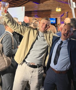 IbDoku's tweet photo. Siegestrunkene Neofaschisten greifen in Österreich nach der Macht: Die #FPÖ und feierte ihre gestrige #Wahlparty in #Wien gemeinsam mit Kadern der Identitären Bewegung. Bislang dokumentierte Rechtsextremisten sind "Tim Ziegler" (1), Jakob Gunacker (2) und Laurenz Grossmann. https://t.co/cON6FswQtY