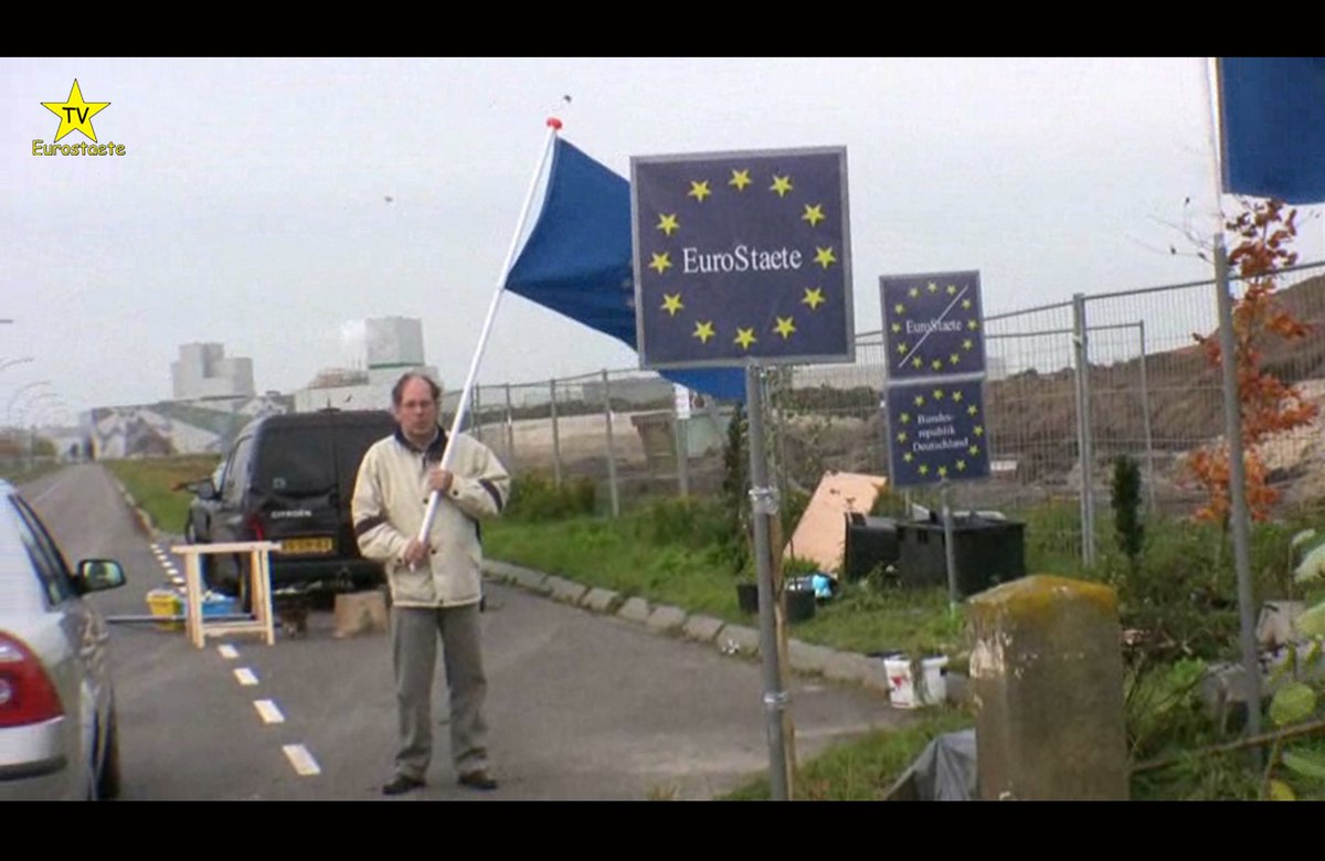 De Facto's place of the week: in October 2010, Gerard Beukeveld founded EuroStaete, a filled ditch in NL. It has a flag, a currency and claims to have zero inhabitants, but 6 billion ‘outhabitants’. Read all about this curious #micronation: defactoborders.org/places/eurosta…