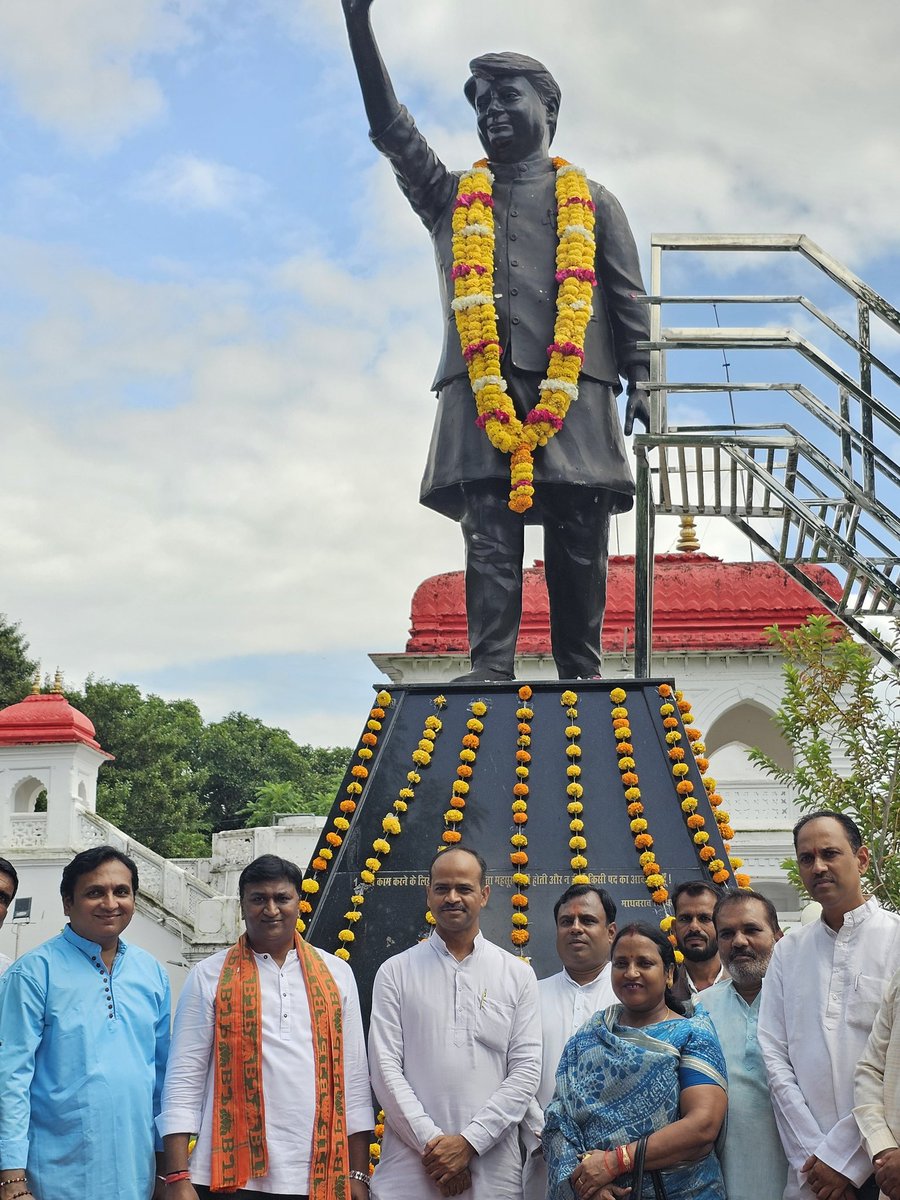 rahul_mla's tweet photo. स्वर्गीय माधवराव सिंधिया जी की पुण्यतिथि पर शत-शत नमन 🙏🙏, सिंधिया जी के सभी समर्थकों और भाजपा जिला अध्यक्ष जी , विकास यादव , रविंद्र श्रीवास्तव जी के साथ सर्किट हाउस में सिंधिया जी की प्रतीमा पर माल्यार्पण किया। https://t.co/k244QRX3nj