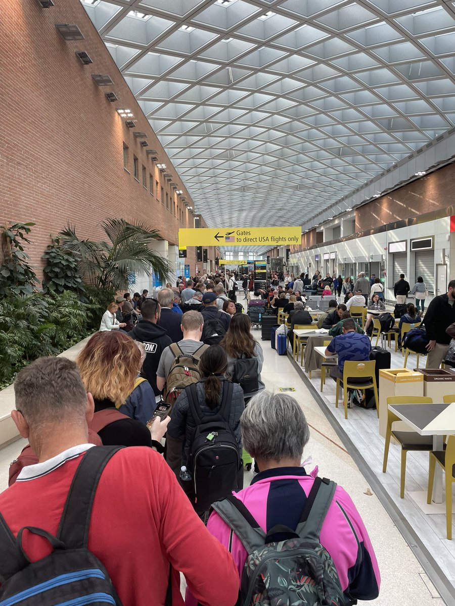 Questa la fila all’aeroporto di Venezia. Se perdo l’aereo, state pronti a mandare un avvocato per tirarmi fuori dalla galera. #veniceairport