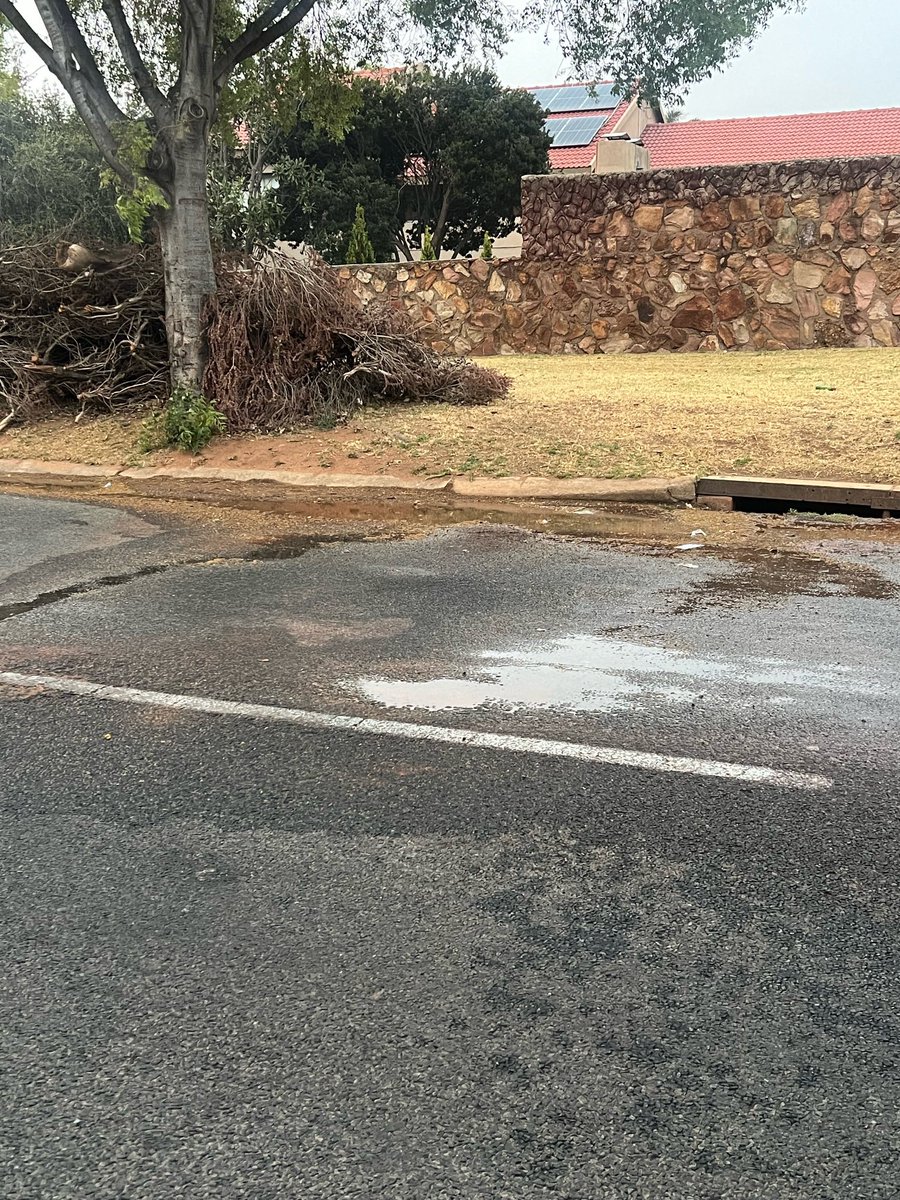 SSCForum's tweet photo. @CityofJoburgZA @RegionF_Joburg can @JHBWater please tackle these 2 leaks urgently. 215 swartgoud str. Ridgeway. At Spar &amp; across Spar.  Ref#405070326 &amp; 405074418. #savewater it’s a #preciousresource. Wastage of between 3 and 7 weeks. https://t.co/BRL3tkcoTM