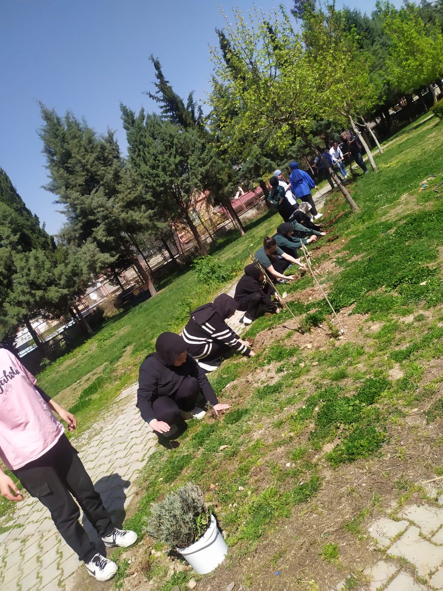 Müdürlüğümüze bağlı okul/kurumlarda dünya temizlik günü (20-27 Eylül 2024) kapsamında, daha temiz ve daha yeşil yaşam vurgusuyla İl İSGB koordinesinde "Dünya Temizlik Günü" etkinliklerigerçekleştirilmiştir. <a href="/tcmeb/">Millî Eğitim Bakanlığı</a> <a href="/Yusuf__Tekin/">Yusuf Tekin</a>  <a href="/mebisgb/">İşyeri Sağlık ve Güvenlik Birimi Daire Başkanlığı</a> <a href="/ozkan_meb/">Özkan AVCI</a> <a href="/kmarasilmem/">Kahramanmaraş İl Millî Eğitim Müdürlüğü</a>