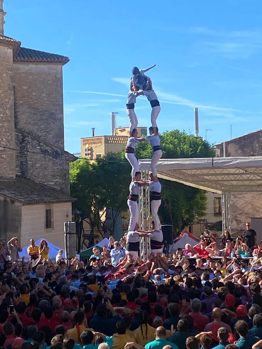 EsquerraTDB's tweet photo. Felicitats @nois1975 per la diada d’ahir. Per haver guanyat la primera jornada del @concurscastells (el nostre concurs7) i per haver tornat a carregar el 2 de 7, 39 anys després. Sou un orgull per Torredembarra i un símbol d’il·lusió i perseverança. https://t.co/MPB6w5TRBU