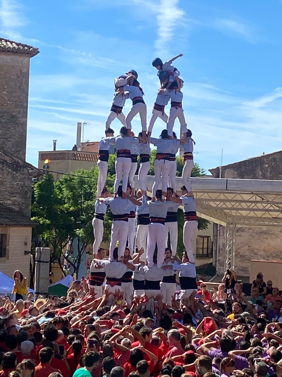 Felicitats <a href="/nois1975/">Nois de la Torre</a> per la diada d’ahir. Per haver guanyat la primera jornada del <a href="/concurscastells/">Concurs de Castells</a> (el nostre concurs7) i per haver tornat a carregar el 2 de 7, 39 anys després. Sou un orgull per Torredembarra i un símbol d’il·lusió i perseverança.