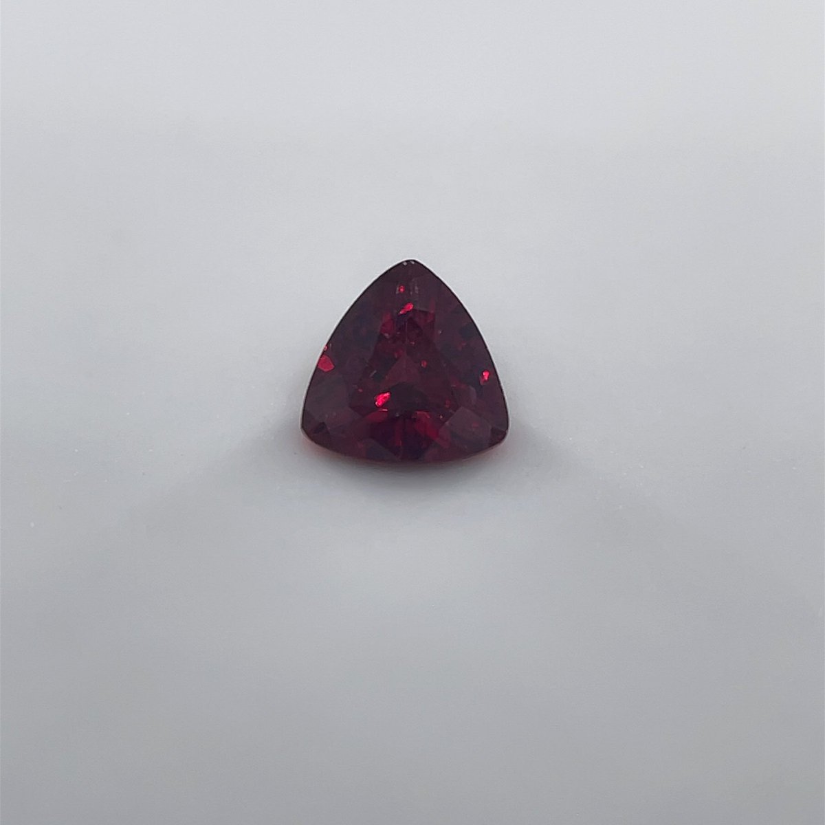 DelmiglioreJ's tweet photo. 【6067-4】
パイロープガーネットルース 0.256ct
3.92×3.91×2.36mm 日独ソ付
#パイロープガーネット #pyropegarnet
#ガーネット #garnet
#カピルのお店デルミリオーレ https://t.co/FETP9BH8Bt
