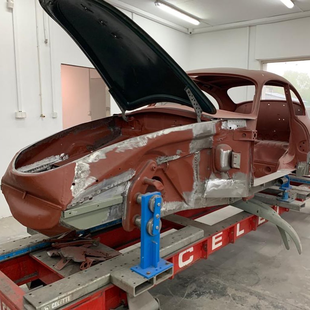 Celettegroup's tweet image. 1959 #Porsche 356 is currently undergoing a comprehensive restoration process using a #Celette #framemachine and specialized jigs. This meticulous approach ensures that every aspect of the vehicle is carefully attended to, bringing it back to its original 1959 condition.