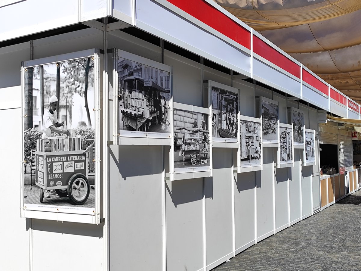 LibroantiguoSev's tweet photo. Un año más apostamos por las exposiciones al aire libre:

➡️ Disfruta de 11 📷 que muestran diversos tipos de #librerías ambulantes en diferentes partes del mundo.
📍Entorno exterior del recinto, en Plaza de San Francisco
🗓️ Hasta el 20 OCT.

#Exposición #FLAOS24 https://t.co/LpirvixxNb