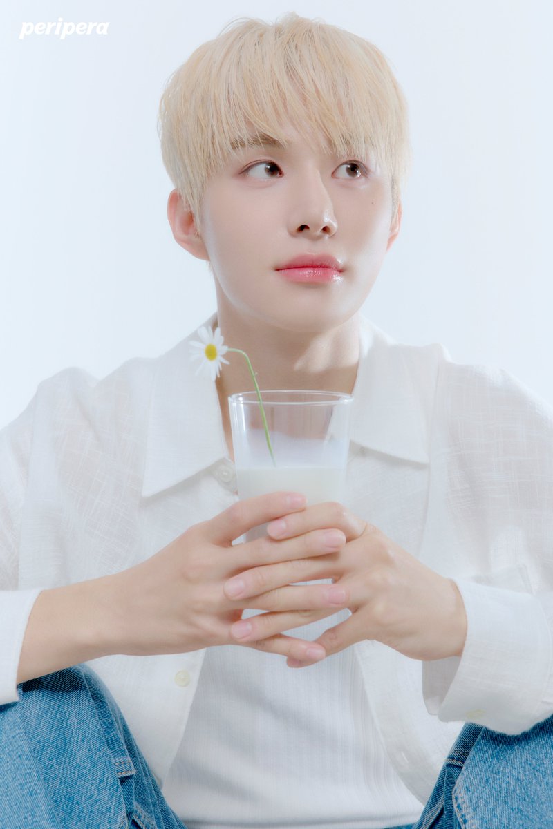 자체 청량 필터 장착 💚

전 어둡거나 빛이 필요할 때, 이 사진을 봐요.

청순 그 자체인 김페라 덕에
온 세상이 화사해지거든요 ✩‧˚⁺.*˚‧

✨사진 속 NCT 정우가 사용한 제품
𝗕𝗔𝗦𝗘 : 필터 핏 밀크 톤업 03 클리어 민트
𝗟𝗜𝗣 : 잉크 글래스팅 립글로스 14 파인드조이