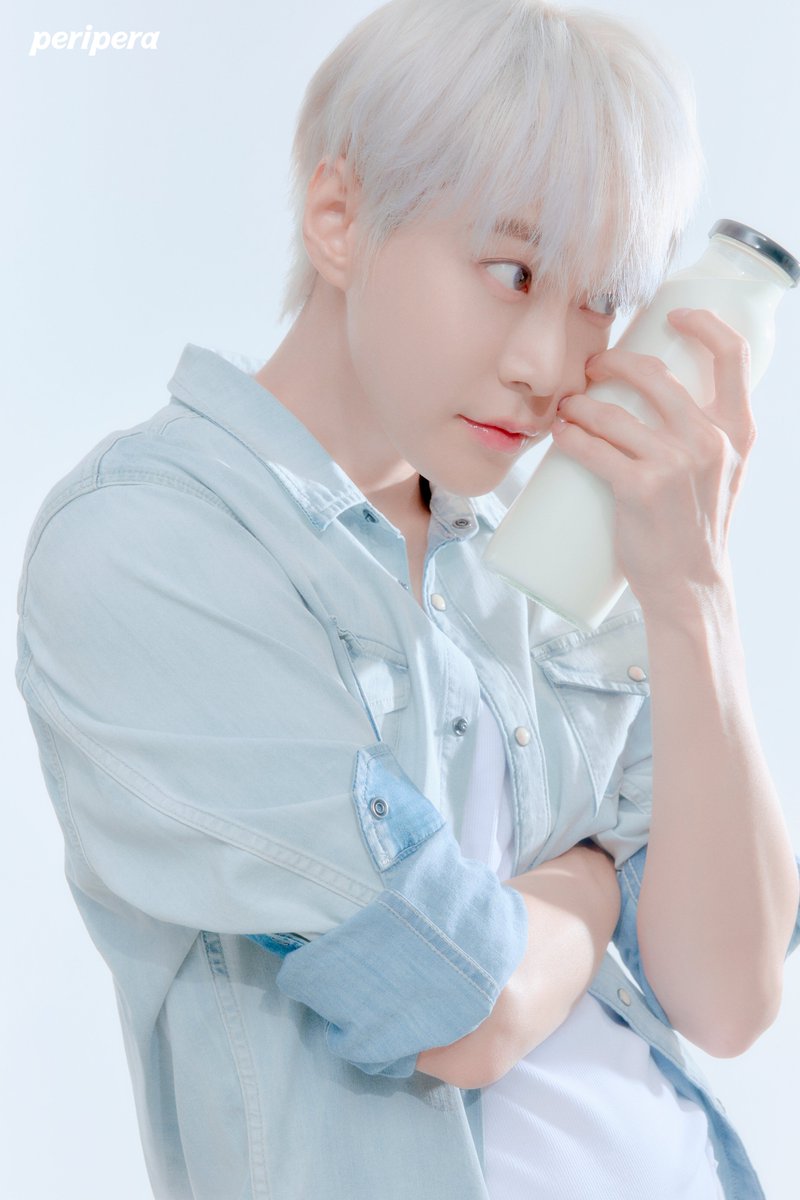 periperakr's tweet photo. 자체 청량 필터 장착 🩵

누군가 청초가 무엇이냐고 물어본다면
이 사진을 보여주세요.

김페리의 맑고 깨끗한 무드면 충분해요 (｡•̀ᴗ-)✧

✨사진 속 NCT 도영이 사용한 제품
𝗕𝗔𝗦𝗘 : 필터 핏 밀크 톤업 02 퓨어블루
𝗟𝗜𝗣 : 잉크 글래스팅 립글로스 08 러브오브페이트 https://t.co/6a2HlklisX