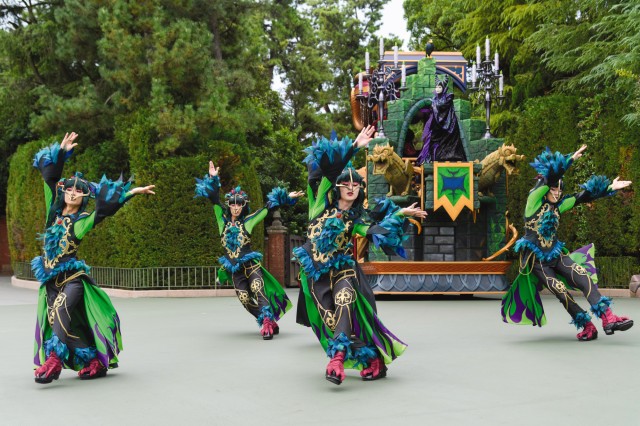 ダンサーさんの衣装も話題に🪡💜 刺繍＆レースなどゴージャス装飾