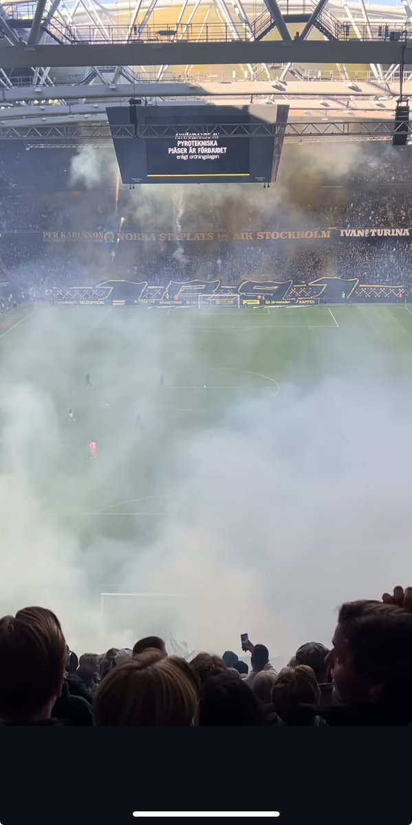 Vad duktiga ni är på att följa anvisningar fotbollspubliken 👍 

Ändå imponerande att arrangören släppt förbi ett mindre vattefestivalsbatteri trots att man inte ens får ha med sig en väska in på arenan.