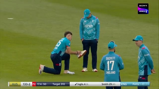 Still scratching our heads over what was wrong with Potts’ boots 😆 👟 📹 Credits: Twitter/SonySportsNetwk